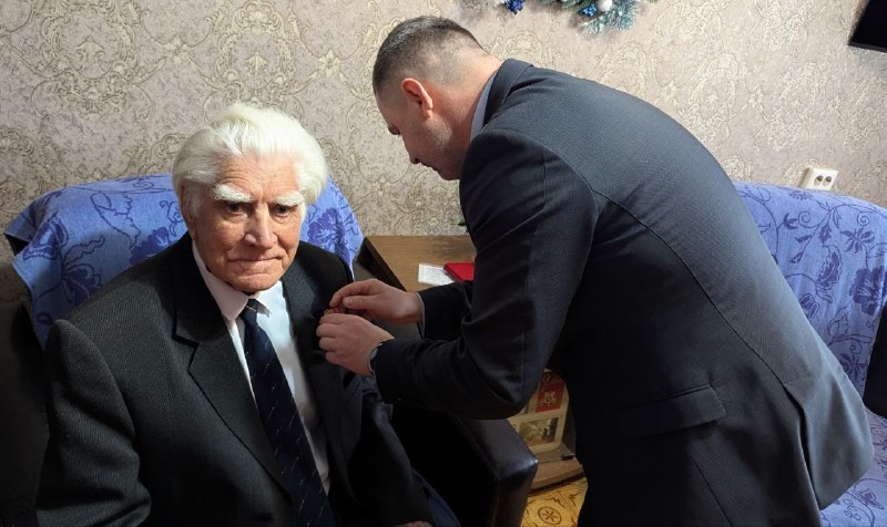 геннадий шиблев ветеран вов вручение медали.jpg